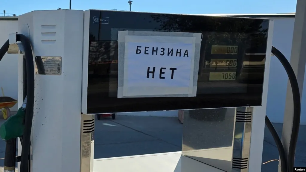 По данным Росстата, за период с 23 по 29 июня в Севастополе зафиксирован рекордный недельный рост цен на автомобильный бензин — около 30% — на фоне общероссийского дефицита топлива.