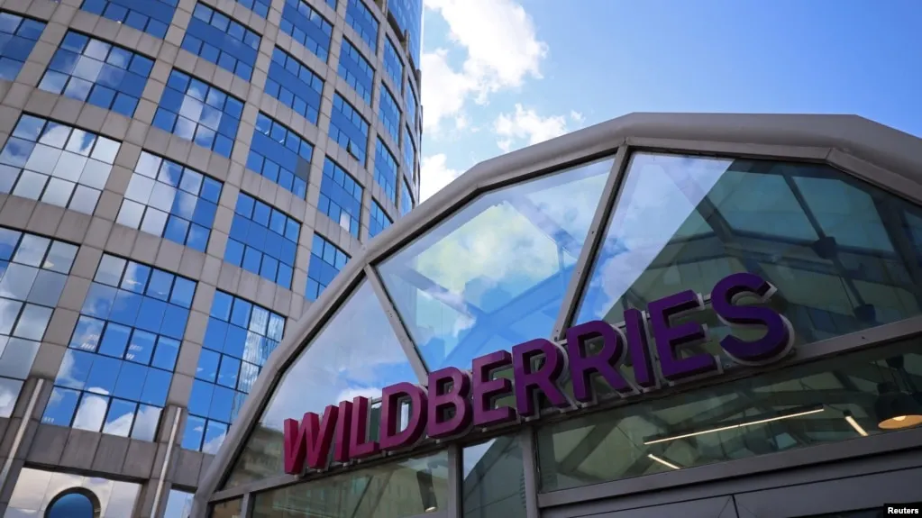 В ночь на четверг беспилотники поразили логистические объекты Wildberries в Пензенской области и Удмуртии; происходят пожары, проводятся эвакуации, сообщается о пострадавших и перестройке логистики.