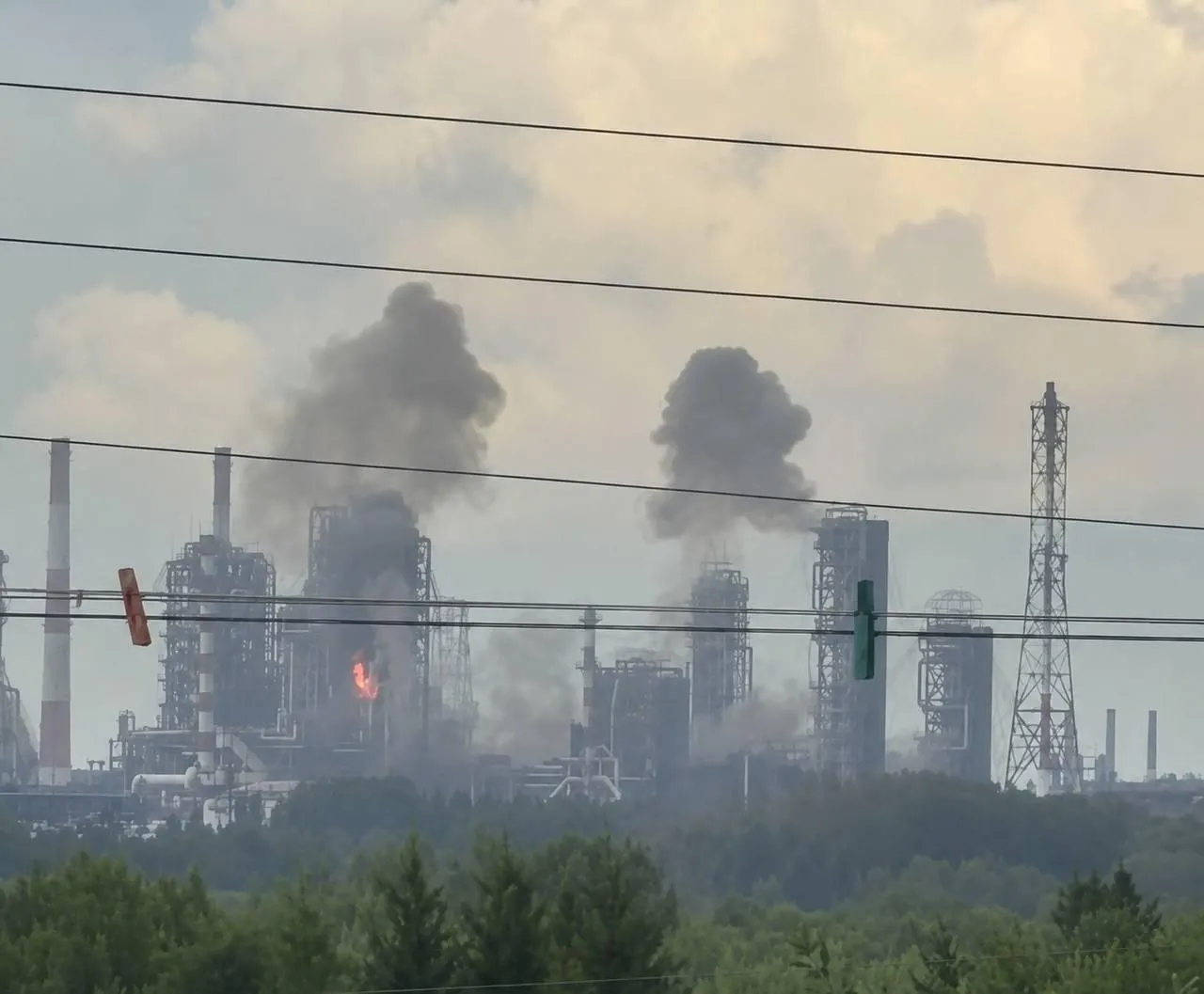 На крупнейшем в Омске нефтеперерабатывающем заводе произошёл пожар — причиной называют атаку беспилотных аппаратов с расстояния примерно 2,5 тысячи километров от линии фронта.