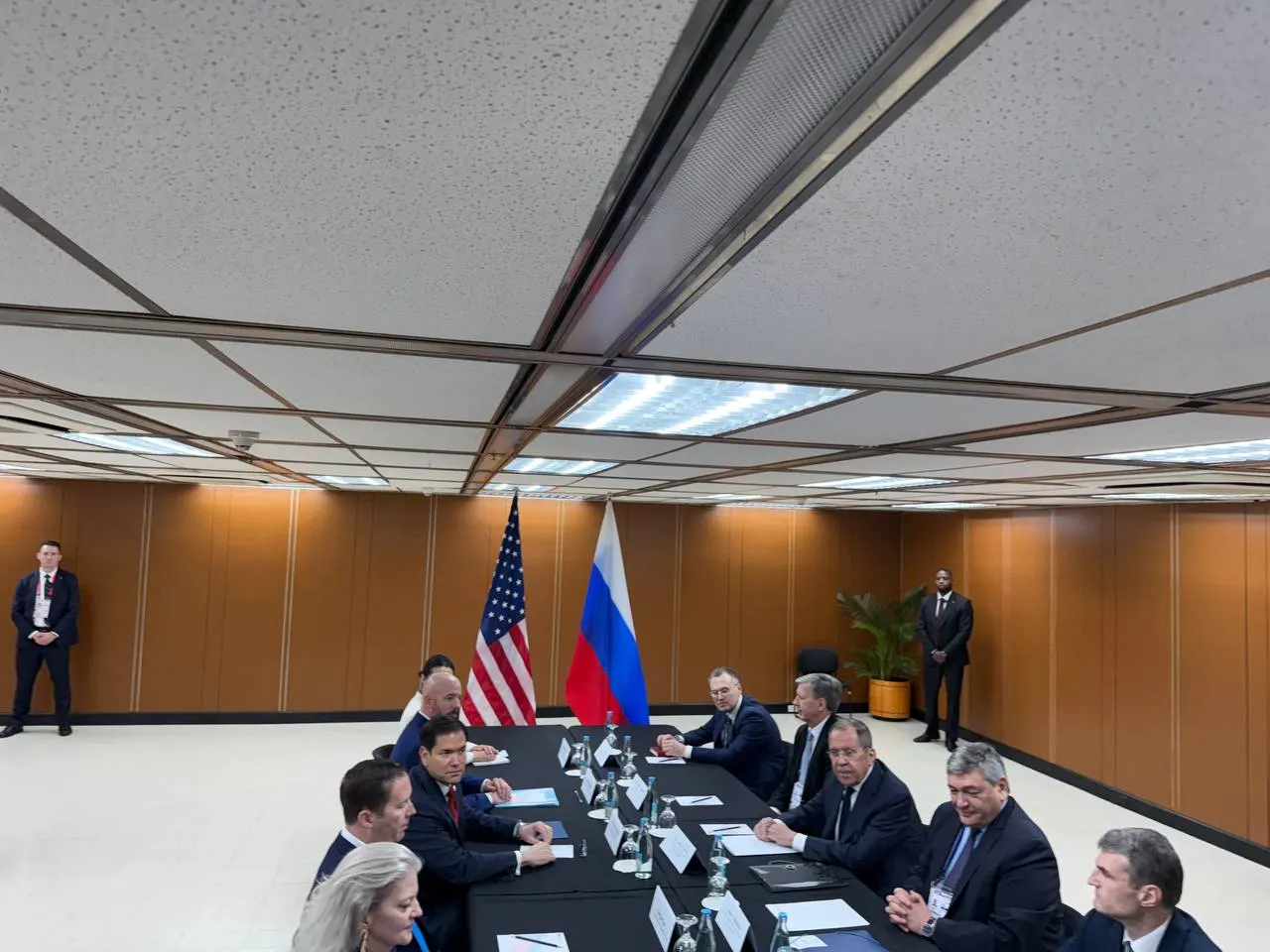На полях саммита АСЕАН на Филиппинах прошла встреча главы МИД Сергея Лаврова и госсекретаря США Марко Рубио; фото опубликовала представитель МИД.