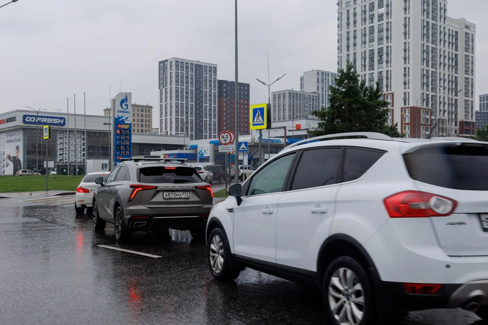 Власти временно приостановили вывоз дизтоплива по стране. Эксперты называют решение вынужденной и краткосрочной мерой, эффективность которой будет зависеть от запасов, логистики и ценовой политики.