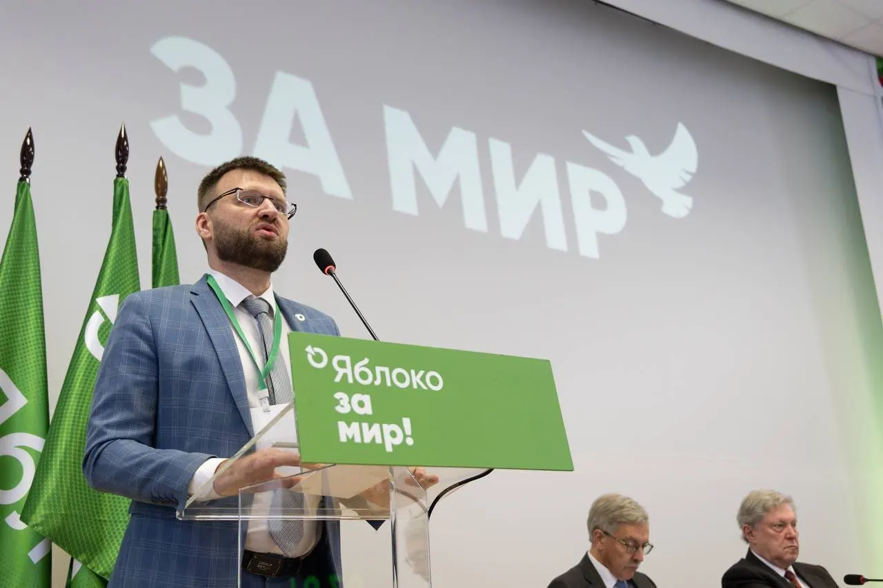 Ведомство сослалось на «факты ведения политической деятельности»: поздравление от руководства партии, поездки в суд, возложение цветов и участие в видеоролике с бумажными самолётиками.