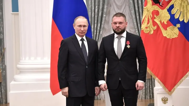 В декларации одного из ведущих кандидатов «ЕР» на выборах в Госдуму указаны акции Apple, Intel, Procter & Gamble, паи зарубежных фондов и долевые бумаги зарубежных эмитентов. У других участников списков также выявлены иностранные активы. По закону такие активы должны быть отчуждены до регистрации или обоснованы объективными причинами. Выборы пройдут 20 сентября 2026 года.