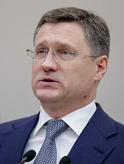 Вице‑премьер Александр Новак сообщил, что запрет на экспорт бензина будет продлён для производителей и непроизводителей до конца года. Решение принято на штабе по топливному рынку; запрет на экспорт дизеля снимут по мере восстановления рынка.