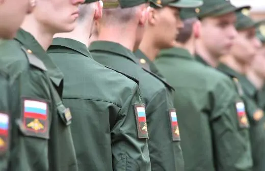 Правительство поддержало законопроект, позволяющий направлять солдат срочной службы в пожарные части МЧС для тушения пожаров и проведения аварийно-спасательных работ в населённых пунктах.