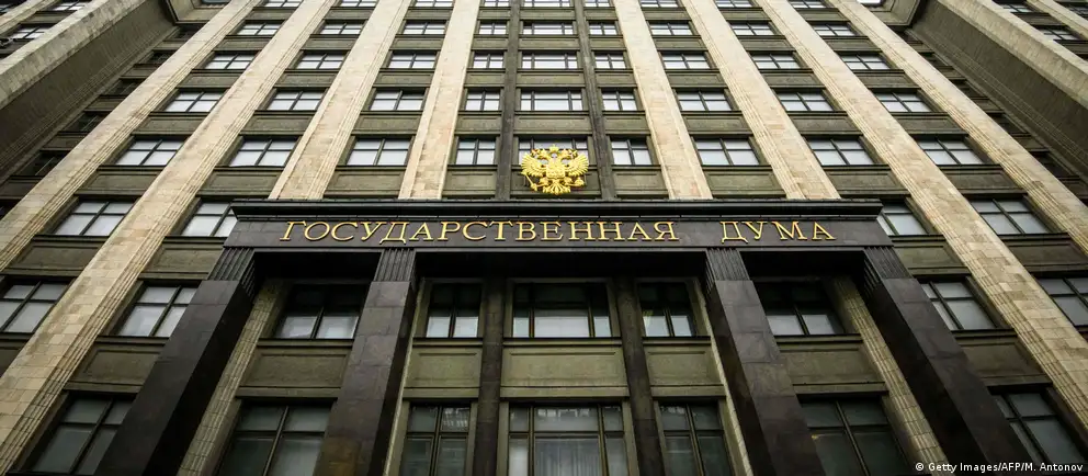 Депутаты приняли изменения, которые корректируют механизм топливного демпфера, уточняют правила биржевых продаж и вводят компенсации для импортного дизеля в условиях ограничений экспорта.