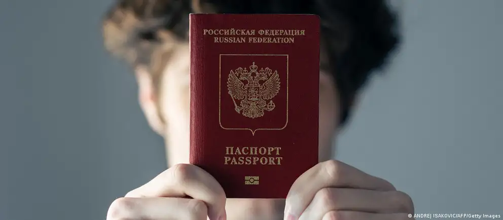 После возражений Франции и Италии в проекте ограничения на въезд россиян в ЕС отказались от широкой презумпции причастности и намерены ограничить запрет лишь лицами, непосредственно участвовавшими в боевых действиях в Украине; также расширены исключения по гуманитарным и государственным основаниям.