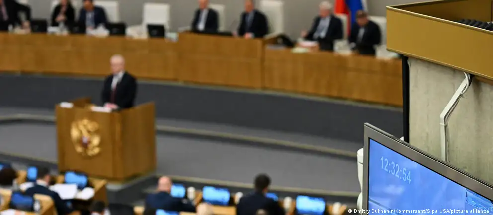 22 июля Госдума во втором чтении рассмотрит пакет законопроектов, предлагающих создать публичный реестр уехавших и ввести меры — от приостановки регистрации недвижимости до отказа в ряде консульских услуг.