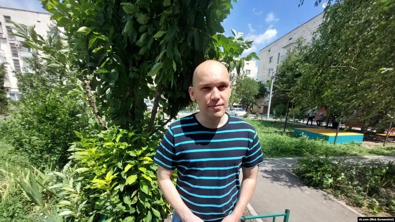 В обновлённый список, куда попала организация «Крымская солидарность», включили 137 имён — среди них инвалид I группы Игорь Никитенко из Джанкоя. Правозащитники предупреждают о рисках для здоровья и юридических последствиях.