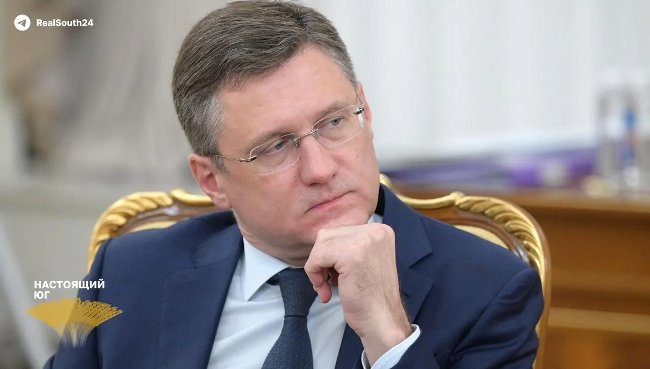 Вице‑премьер Александр Новак сообщил, что ситуация на рынке топлива остаётся «напряжённой». Причины — летний пик спроса и внеплановые остановки НПЗ после прилётов БПЛА; правительство готовит экстренные меры.