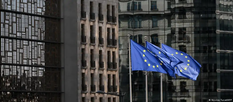 Евросоюз утвердил новый, 21-й пакет санкций в адрес России: расширены ограничения в энергетике, ВПК и финансовой сфере, введены санкции против сотен компаний и десятков физлиц; обсуждается визовый запрет для комбатантов.