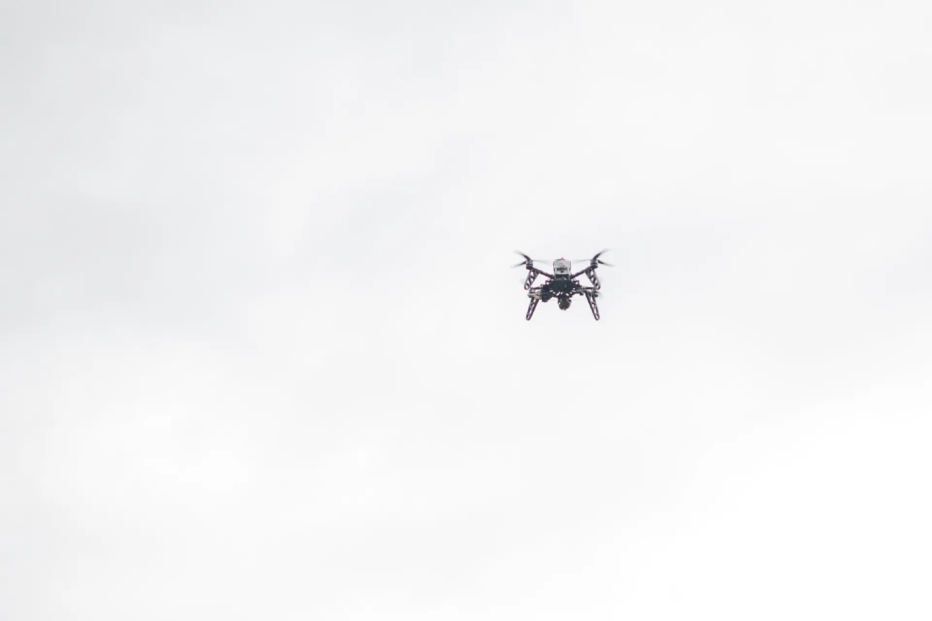 Минобороны России сообщает, что по промышленным объектам в Украине были нанесены удары с использованием ракет и беспилотников.