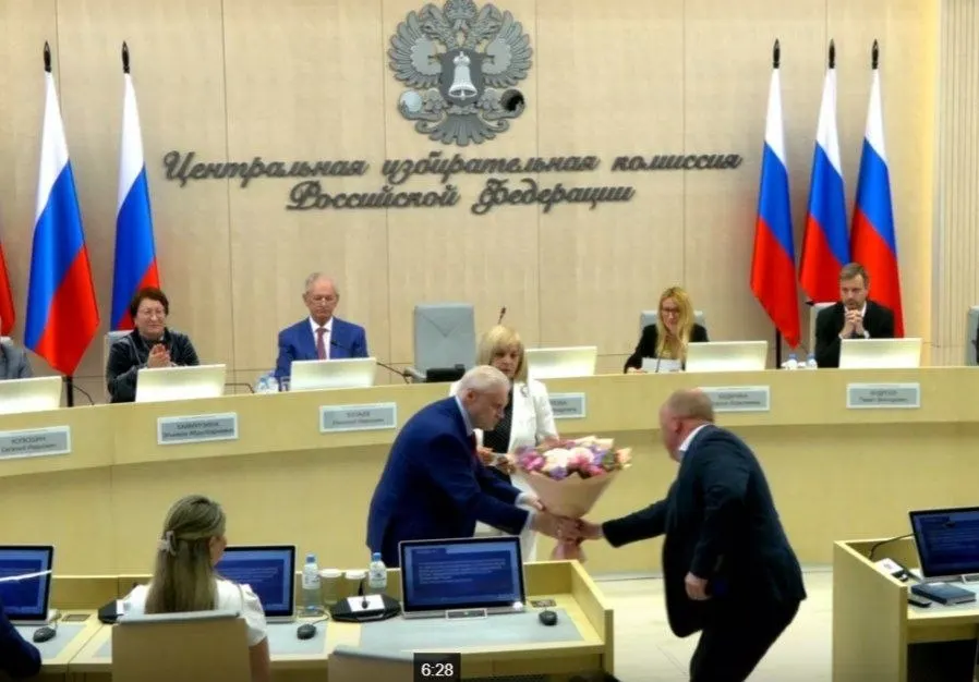 На заседании ЦИК единогласно зарегистрировали списки «Справедливой России», подтвердили 260 кандидатов, удостоверили Сергея Миронова, назначили в состав комиссии члена с правом совещательного голоса от ЛДПР и утвердили 43 финансовых уполномоченных «Яблока» в 42 регионах.