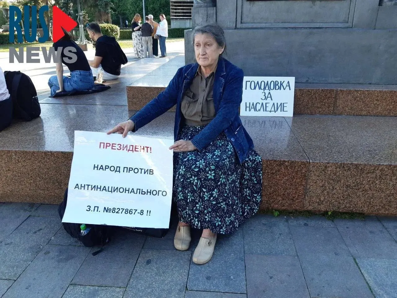 Председатель новосибирского отделения ВООПИК объявила голодовку в Москве в знак протеста против поправок о лишении памятников охранного статуса; её отвезли в отдел полиции, затем — в психиатрическую больницу. Параллельно акции проходят и в других городах.