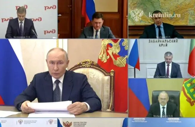 На общефедеральном совещании по топливно‑транспортному комплексу губернатор Забайкалья предложил строить малые НПЗ и увеличить импорт топлива, президент поручил ускорить участие малого и среднего бизнеса в производстве нефтепродуктов.