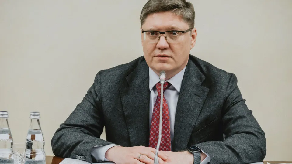 Заместитель руководителя фракции «Единая Россия» прокомментировал недовольство граждан из‑за дефицита топлива, связав его с «подростковым» поведением. Между тем аналитики фиксируют резкое падение мощностей НПЗ и вводятся ограничения на продажу бензина.