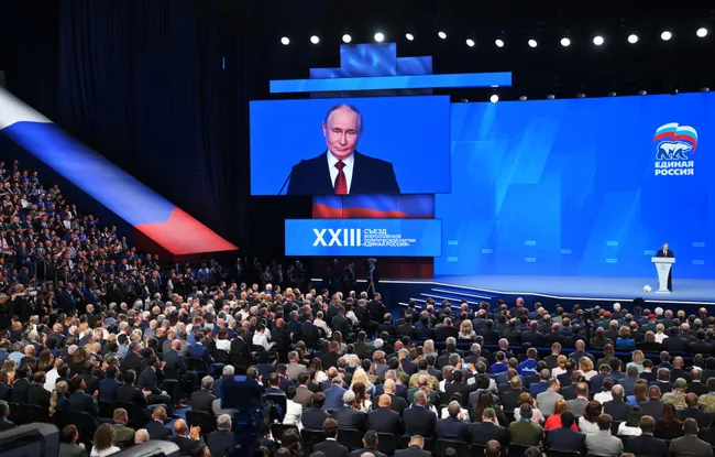 Администрация президента несколько раз пересматривала KPI для «Единой России» на думских выборах: от первоначальных ожиданий в районе 55–60% голосов цель по стране сейчас опустилась примерно до 45–50%. Корректировки объясняют падением рейтингов и экономико‑социальными проблемами.