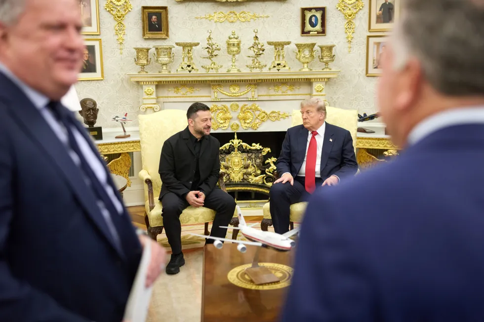 Президент Украины Владимир Зеленский провёл в Белом доме переговоры с Дональдом Трампом. Обсуждали поставки ракет для систем Patriot, возможные дополнительные пакеты помощи и дальнейшую дипломатическую координацию.