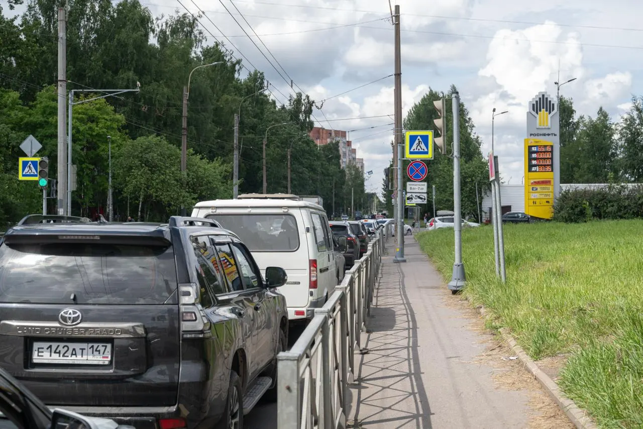 Несмотря на разрешение оборота бензина стандарта Евро‑3, проверка ряда петербургских АЗС показала, что в город продолжают поступать поставки, маркированные как Евро‑5; работники сетей отмечают наличие запасов и предлагают проверять документы на колонках.