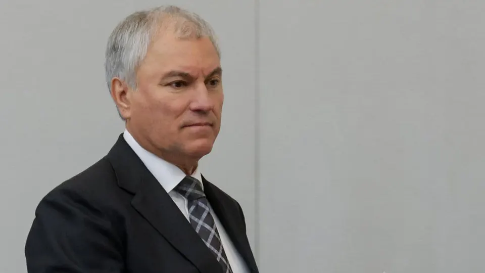 Спикер Госдумы призвал местные власти уделить приоритетное внимание развитию трамваев как городского электротранспорта; глава комитета по транспорту призвал автомобилистов «потерпеть» из‑за очередей на АЗС. Ограничения на продажу топлива действуют почти по всей стране, а атаки на топливную инфраструктуру уже сократили производство бензина.