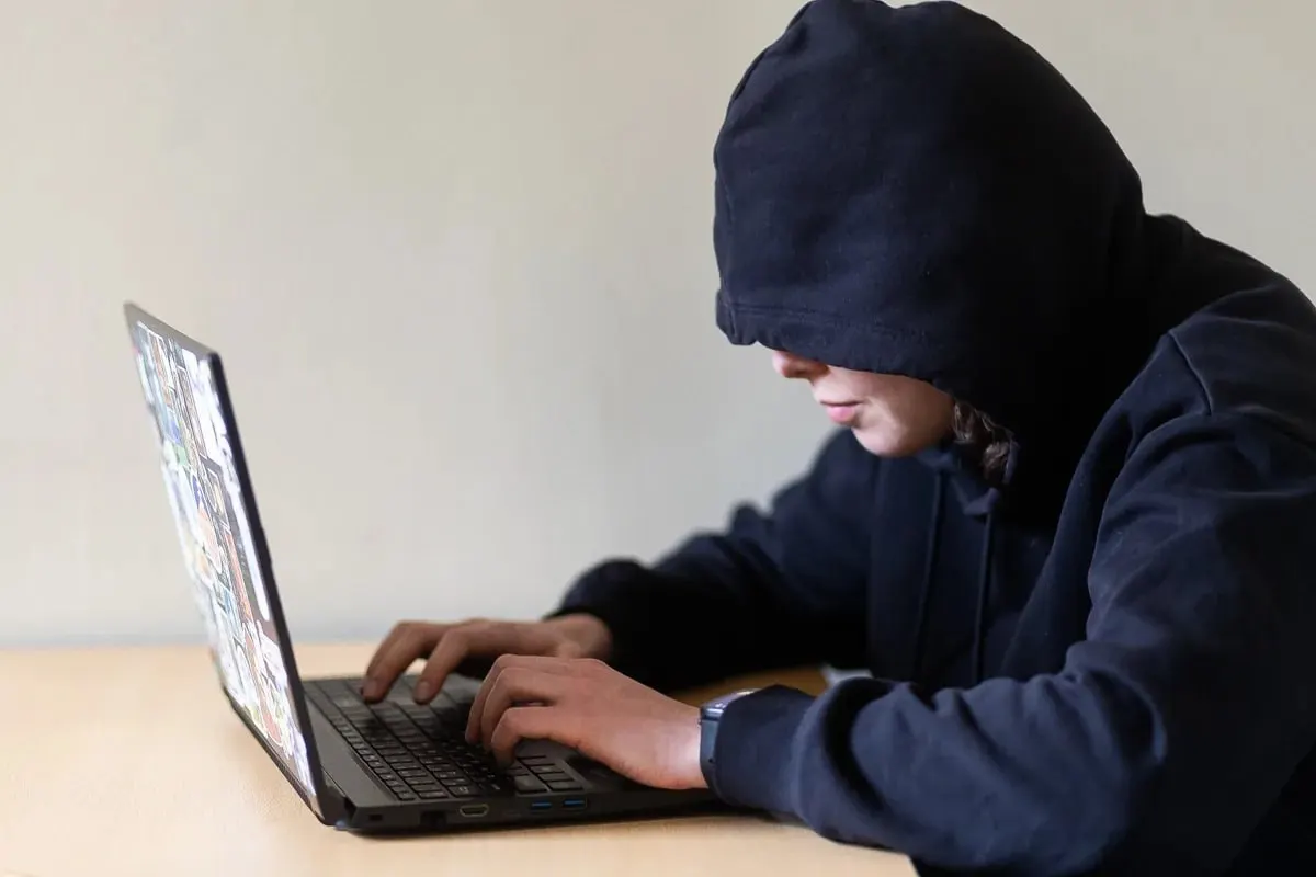 Проект закона предусматривает судебный запрет на приближение, контакты и посещение привычных мест жертвы; документ направлен на оценку в правительство, при одобрении вступит в силу с 1 января 2027 года.