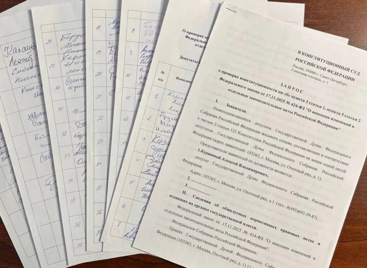 Депутат от Ульяновской области Алексей Куринный добился 73 подписей коллег для запроса в Конституционный суд о проверке закона об обязательной отработке студентов-медиков; для подачи обращения требуется 90 подписей.
