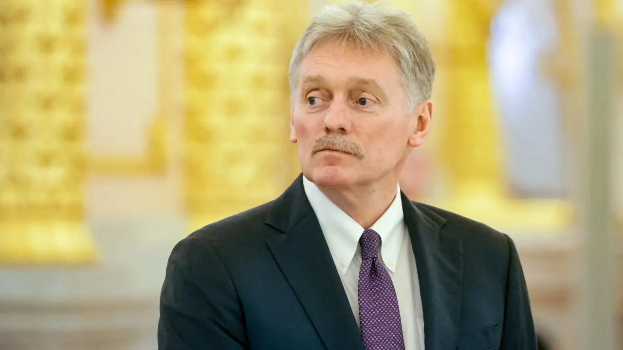 Пресс‑секретарь президента Дмитрий Песков заявил, что вовлечение западных стран и их военная поддержка превратили СВО в полноценный военный конфликт; он также назвал удары по гражданской инфраструктуре террористическими и отметил готовность к переговорам при посредничестве США.