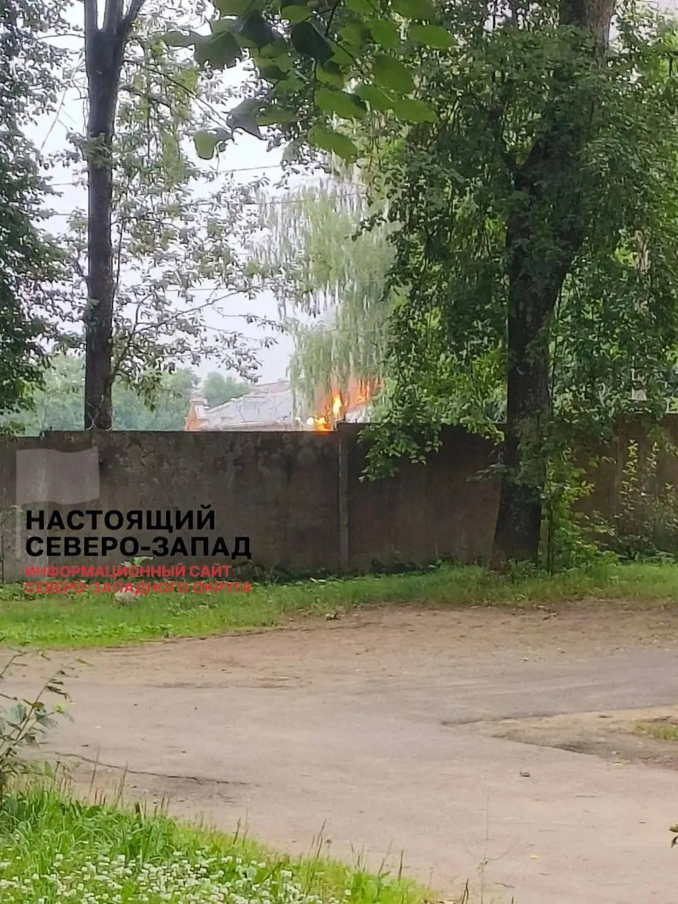 В сети появились кадры с места удара по району постоянной дислокации 26-й ракетной бригады в Луге. Ранее сообщалось о повреждениях в портах и на полигоне после атаки беспилотников.