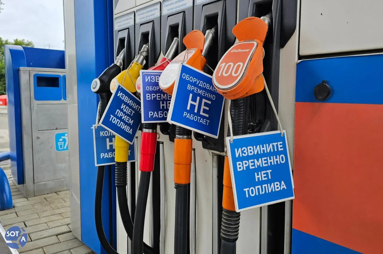 Закон позволяет смешивать прямогонный бензин с другими компонентами, вводит налоговые вычеты и демпферные выплаты; поправки вступили в силу 4 июля и применяются с 1 июня 2026 года.