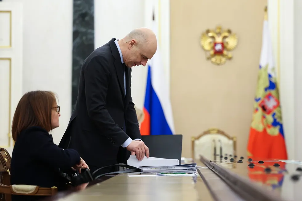 Парламент утвердил ускоренную процедуру, позволяющую Минфину увеличивать расходы и госдолг без обычного контроля. Это временно закрывает кассовые разрывы, но снижает прозрачность бюджета, повышает риски инфляции и удорожания займов и подрывает инвестиционные ожидания.