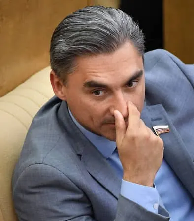 Зампред комитета по информполитике Андрей Свинцов заявил, что мессенджер может сохранить легальную деятельность в РФ при открытии представительства, переносе хранения персональных данных на территорию страны и сотрудничестве со спецслужбами. Депутат также рекомендовал временно воздержаться от финансовых операций внутри платформы.