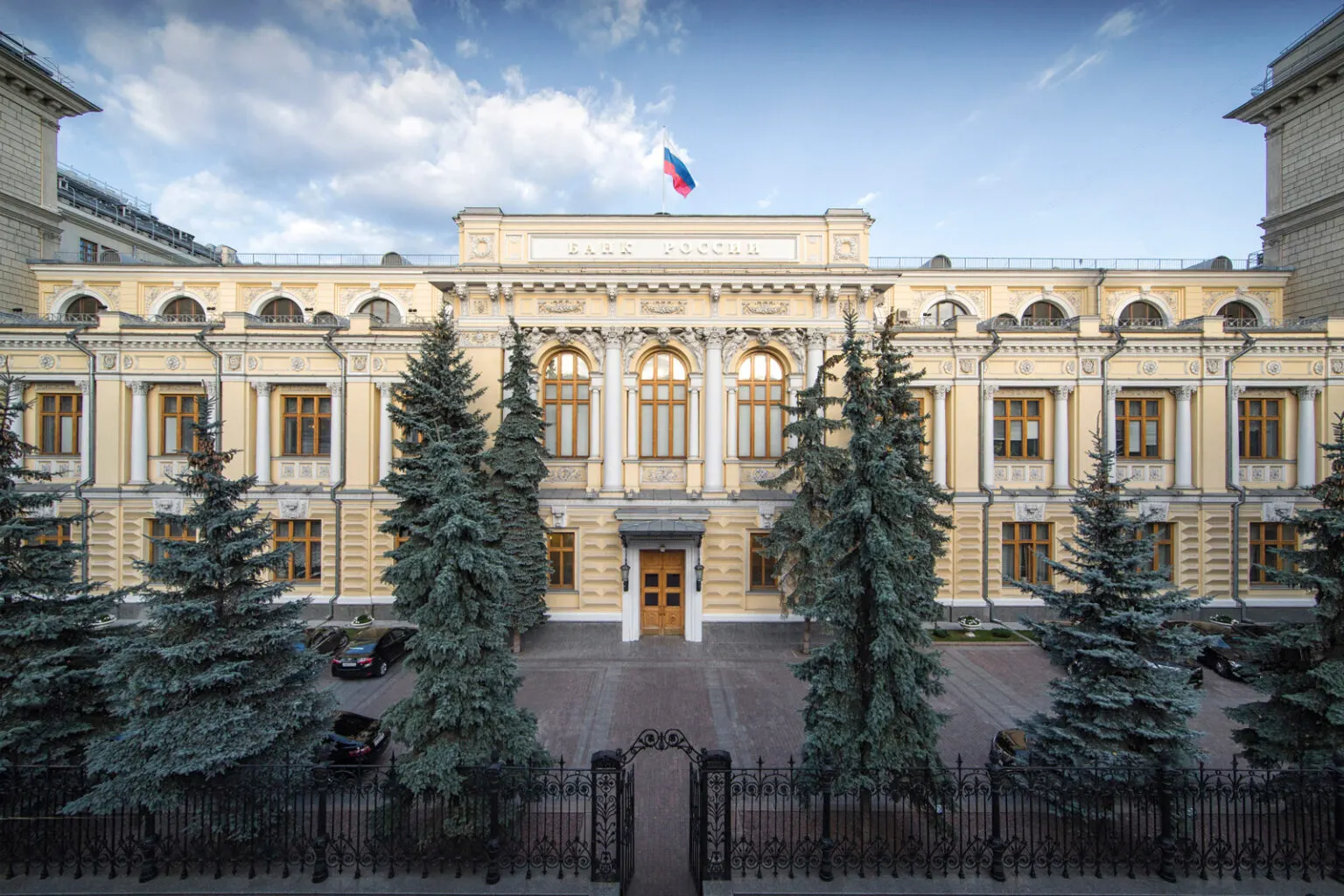 Центробанк пересмотрел среднесрочный прогноз: ожидаемый рост экономики на 2026 год снижен до 0–1%, прогноз инфляции повышен до 6–7%. В прогнозе учтены изменение внешних условий, топливный шок и давление на бюджет.