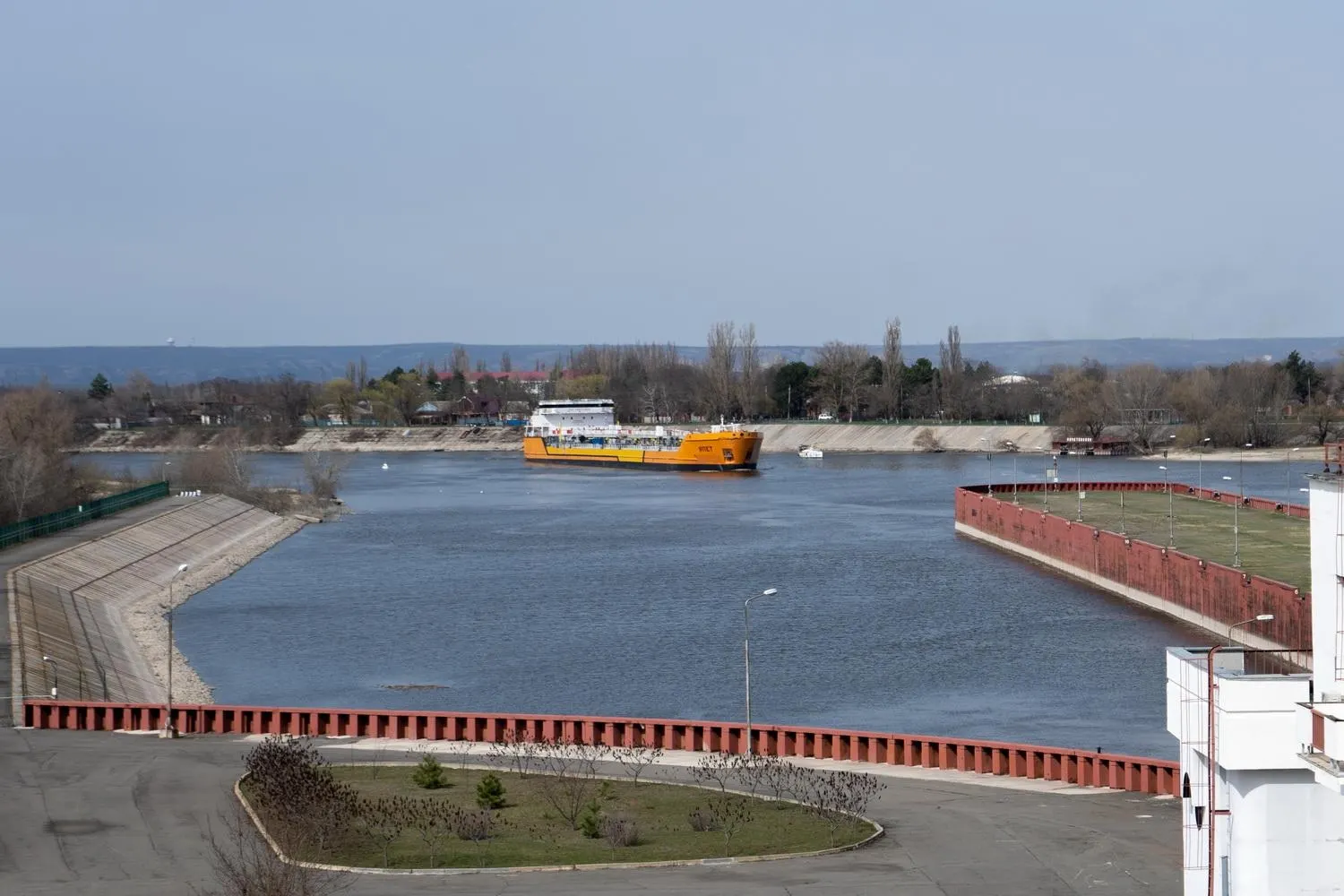 Из‑за серии атак украинских дронов Россия временно остановила движение по Азово‑Донскому морскому каналу. Остановка может затронуть значительную часть экспорта пшеницы и осложнить снабжение топливом аннексированного Крыма.