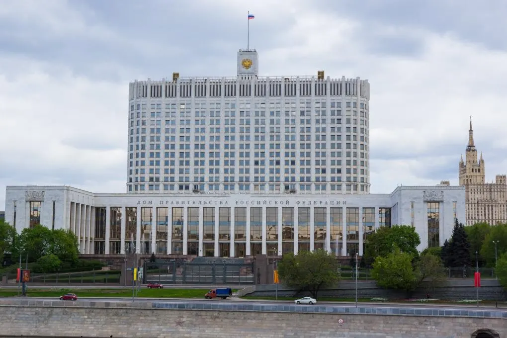 В Госдуму внесён законопроект, который позволяет Минобороны в условиях мобилизации, военного положения или военного времени заключать контракты с лицами, имеющими судимость или обвиняемыми по ряду статей УК. В то же время для ряда преступлений и полевых организаторов сохраняются запреты.
