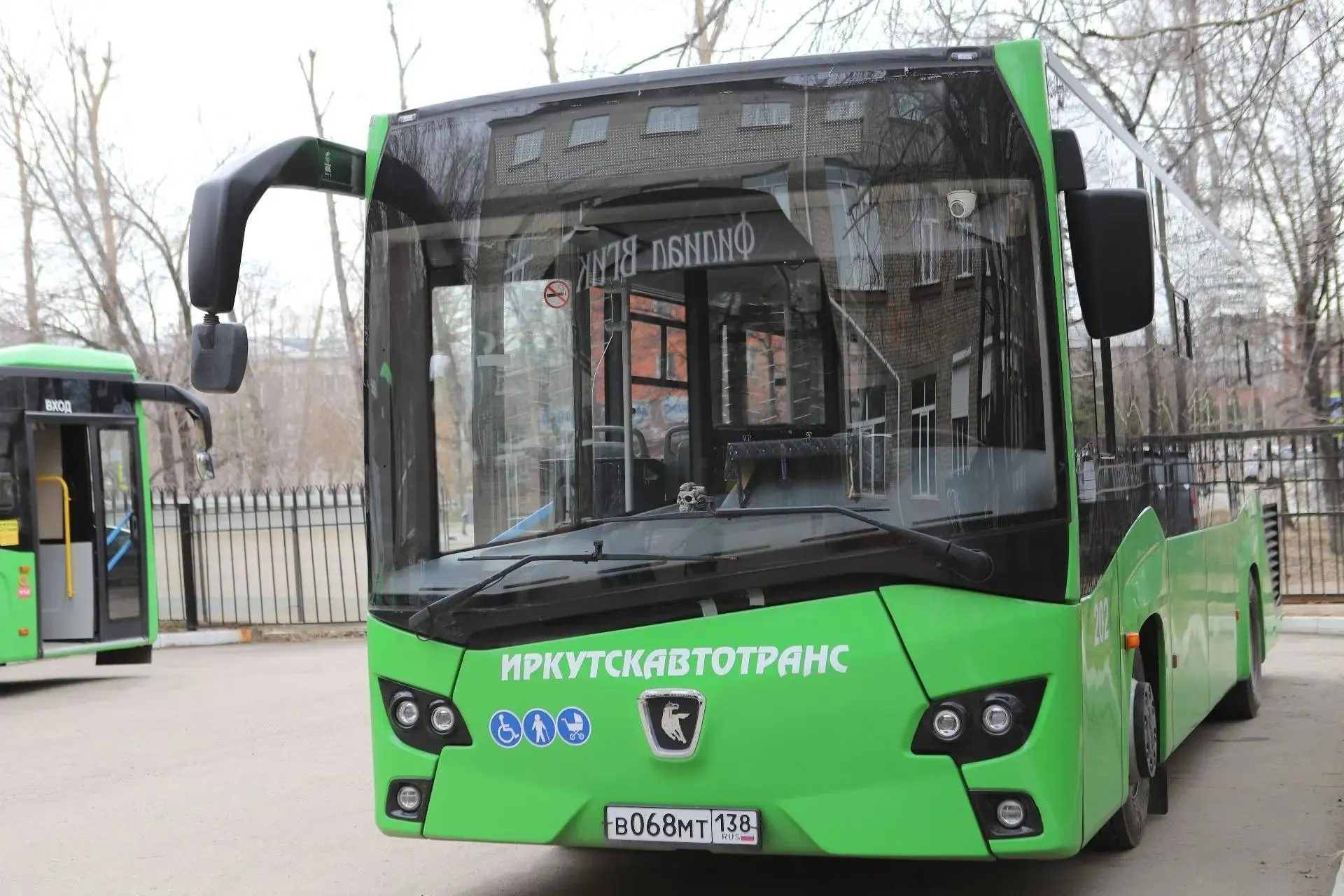 Не менее чем в 25 регионах перевозчики подняли тарифы на автобусы, в ряде других — уменьшили число рейсов. Рост цен и сокращения связаны с подорожанием топлива, дефицитом запчастей и недостатком водителей.