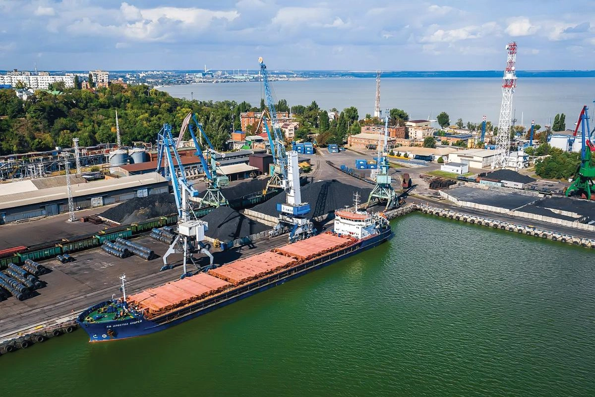 Минсельхоз предложил покрывать до 90% расходов на железнодорожную доставку зерна из Ростовской области в черноморские и балтийские порты после остановки отгрузок из портов Азовского моря из‑за атак дронов.