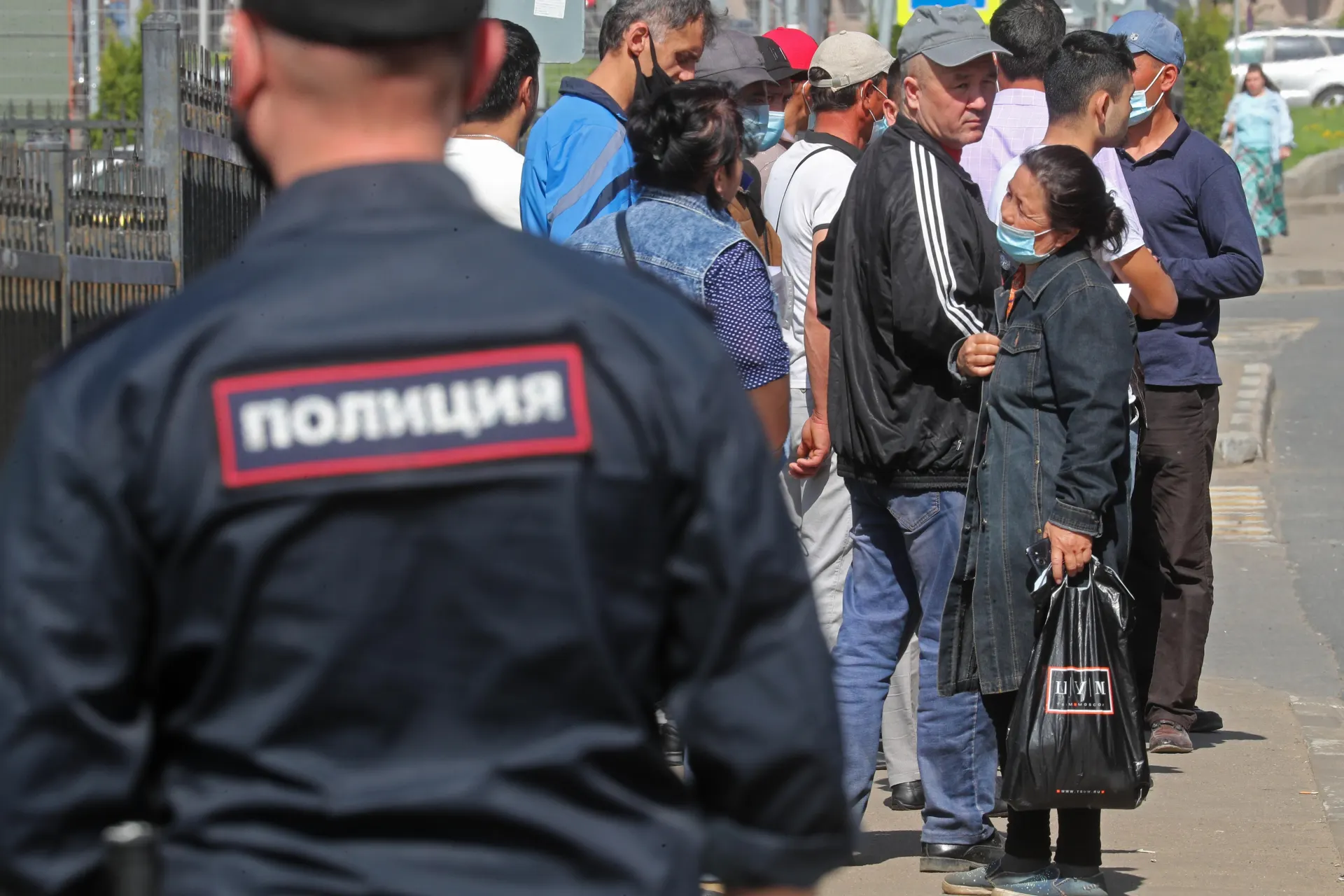 Правительство подготовило поправки к законопроекту об обязательной депортации иностранцев: в перечень предполагаемых для безальтернативного выдворения правонарушений хотят включить неповиновение пограничникам и дискриминацию.
