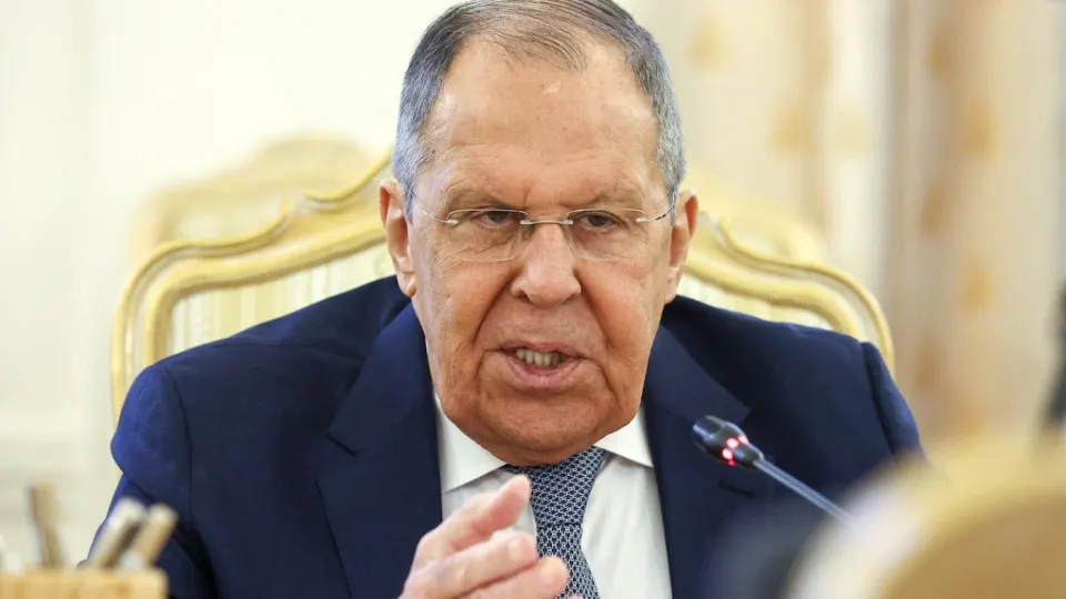 Глава МИД РФ заявил, что Москва будет добиваться целей июньского обращения президента — территориальных требований, демилитаризации и отказа Украины от НАТО. По его словам, западные страны подорвали прежние договорённости, и доверие к их гарантиям исчерпано.