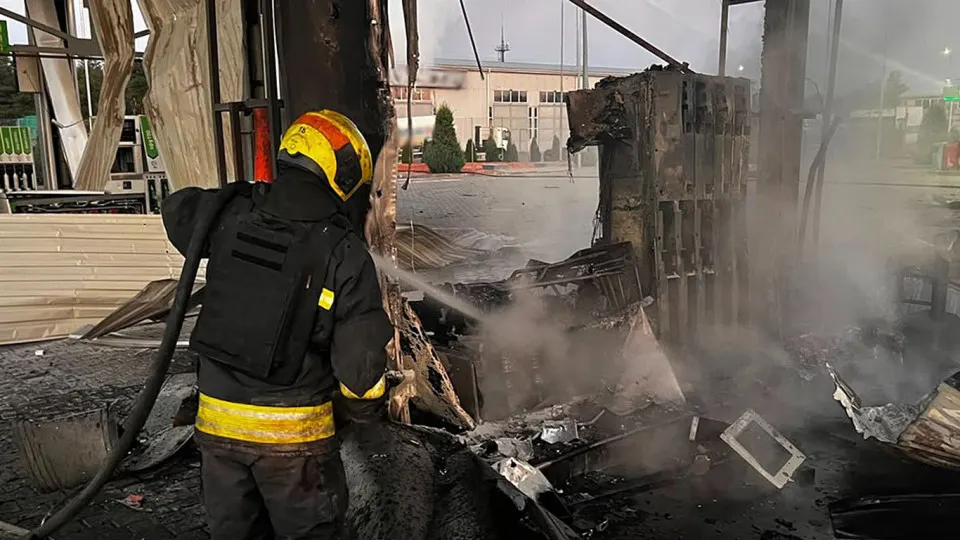 Ночной налёт беспилотников 1 июля привёл к повреждению пяти автозаправок в Днепропетровской области: одна женщина погибла, трое ранены. Атака совпала с острым топливным кризисом в России.