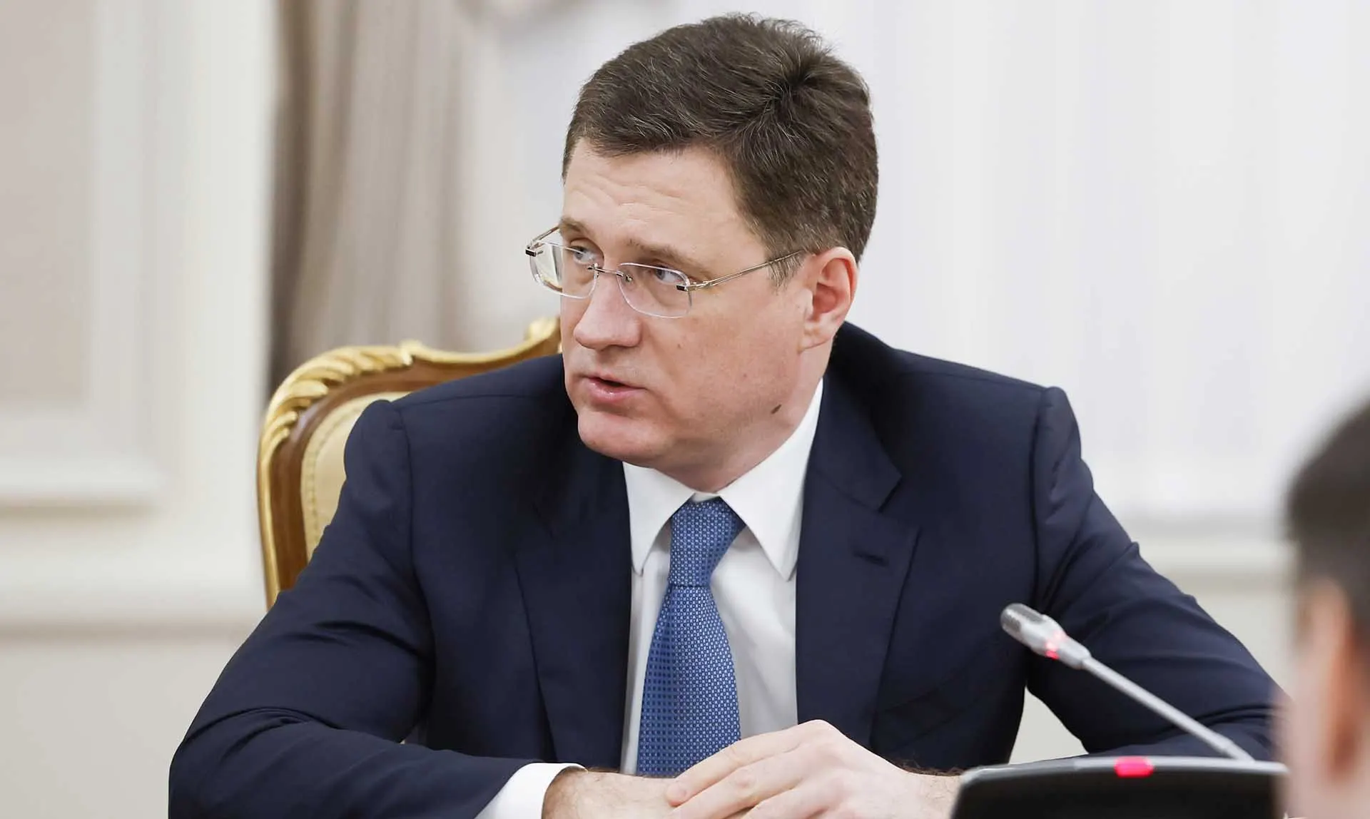 Вице‑премьер заявил, что в целом внутренний рынок покрыт по бензину и дизелю, а отдельные дефициты на АЗС связаны с логистикой и оперативно устраняются; федеральный штаб координирует работу с регионами.