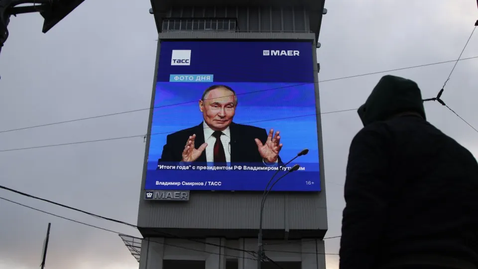 МЭР зафиксировал рост ВВП на 0,3% за первое полугодие 2026 года. Ускорение в июне не компенсировало спада в начале года; гражданские отрасли сокращаются, военный сектор замедляется, а удары по НПЗ и налеты на склады угрожают цепочкам поставок и финансам бизнеса.