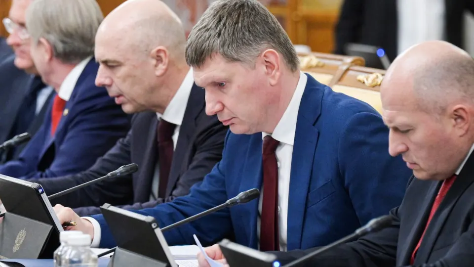 По оперативным данным, ВВП за январь–май вырос всего на 0,2%. Экономика становится всё более сегментированной: столичный рост контрастирует с рецессией в регионах, падают инвестиции и нефтяные доходы.