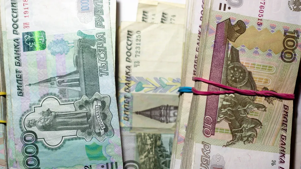 С начала июля объем наличных в обращении заметно вырос, клиенты массово снимают депозиты, банки прибегают к поддержке со стороны Центробанка через операции репо. Эксперты предупреждают о рисках для стабильности финансовой системы.