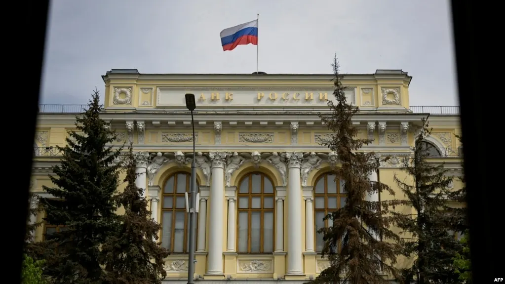Центробанк включил Bitcoin, Ethereum и Tether USDT в число доступных к торговле криптоактивов; введены лимиты для неквалифицированных инвесторов и новые требования к тестированию. Закон о цифровых валютах вступит в силу в 2026 году.
