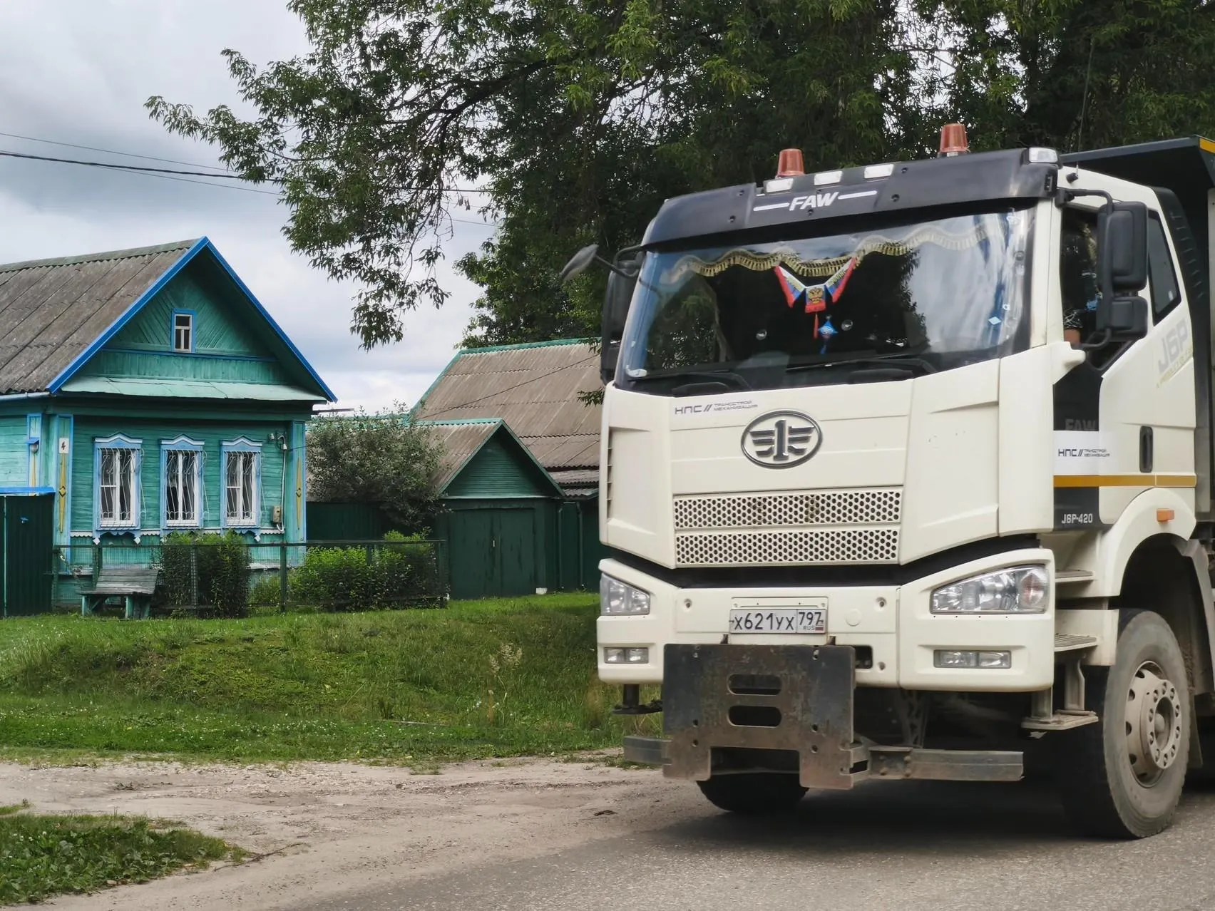 Жители деревень по трассе Москва–Петербург сталкиваются с выселениями и соседством с грузовиками и поездами в ходе строительства.