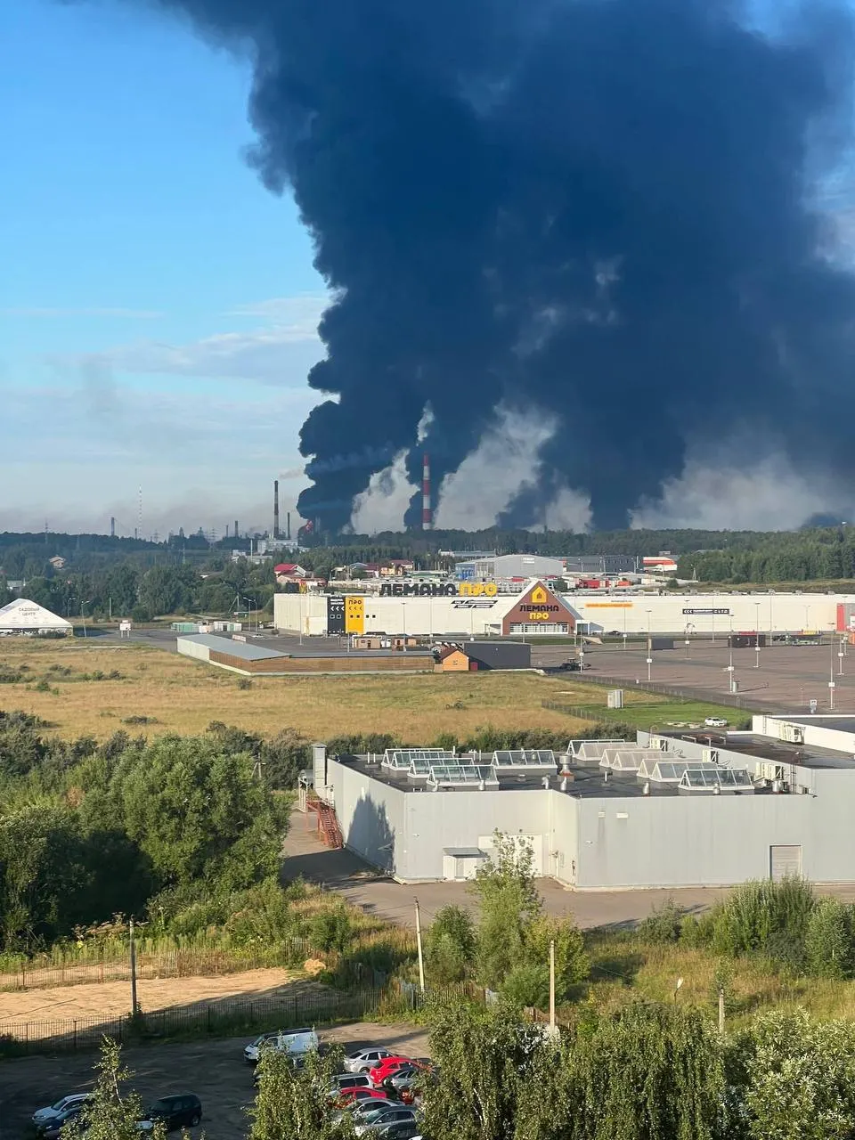 За ночь в нескольких регионах зафиксированы атаки беспилотников, пожары и ранения; в Москве прошли похороны военного руководителя, обсуждают предстоящие выборы и вопросы водоснабжения.