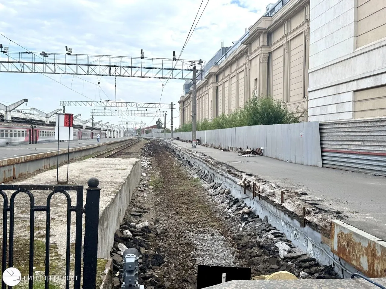 Изменения в расписании пригородных поездов Петербурга связаны с подготовкой к строительству ВСМ: поезда будут перенаправлены на Рыбацкое и Ладожский вокзалы; временная схема действует до ввода нового узла.