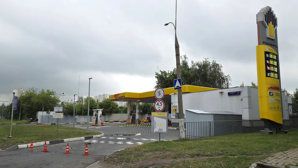 В стране сокращается число работающих заправок, ухудшаются поставки топлива и растут цены на бензин и дизель.
