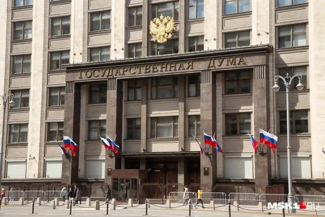 Глава региона попал в федеральный список кандидатов в Государственную Думу; за прошлый год он заработал свыше 10 миллионов рублей и владеет двумя квартирами в Калининградской области.