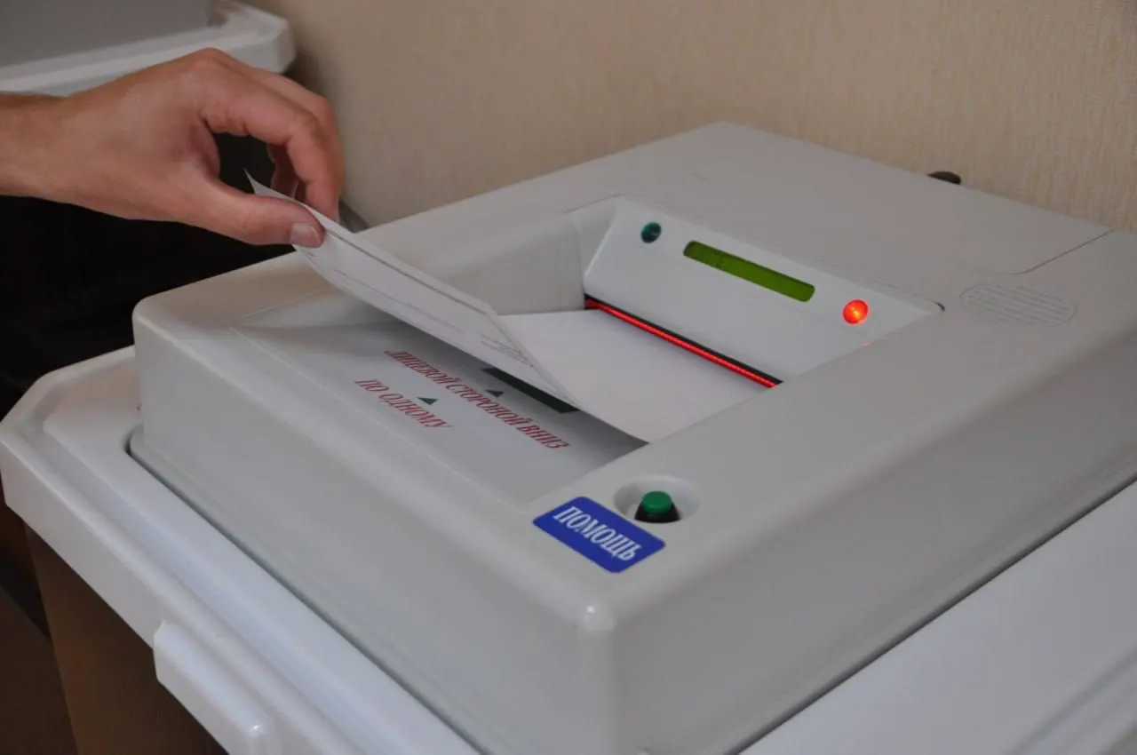 В не менее чем 14 регионах отмечается нехватка комплексных систем обработки бюллетеней (КОИБ) перед голосованием; поставки новых устройств остановились из‑за санкций, а старые аппараты часто выходят из строя.